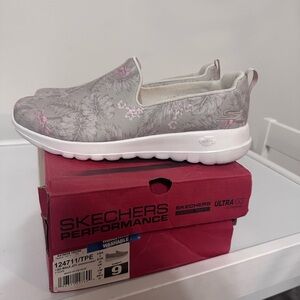 Sketcher’s go walk joy